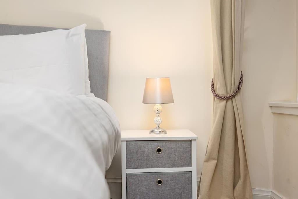Two Bedroom Apartment-Central Edinburgh-Old Town-Licensed Экстерьер фото